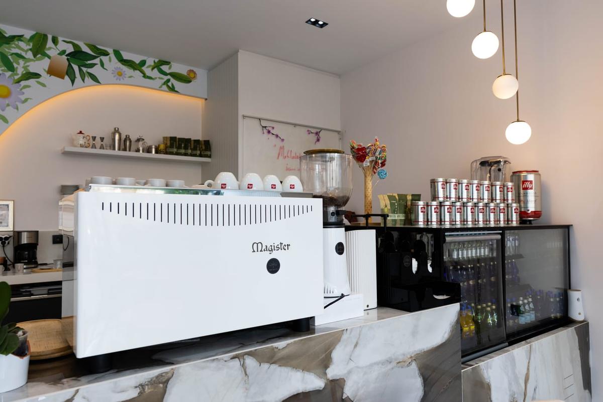 Kafe bölümündeki profesyonel espresso makinesi